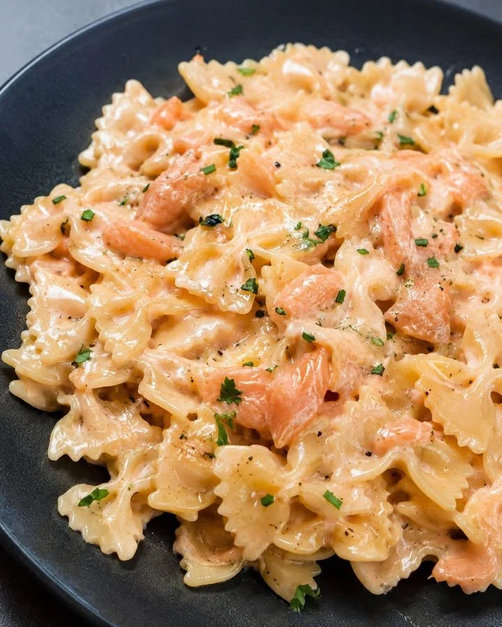 Farfalle al salmone pronte in 25 minuti, piatto italiano delizioso e semplice.