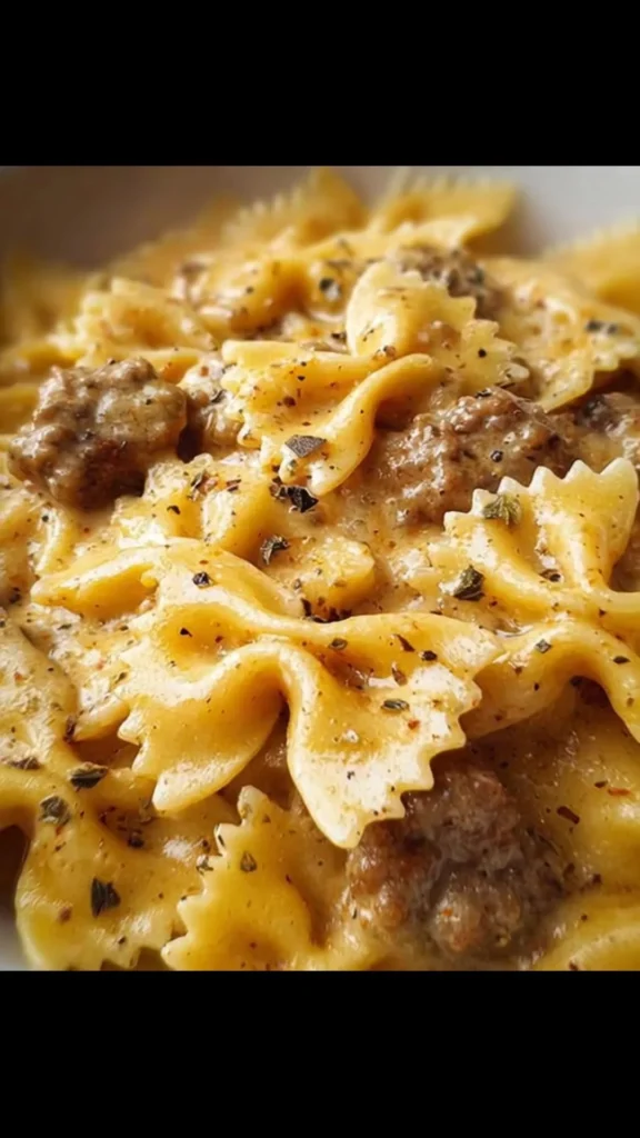 Farfalle con Salsiccia, Panna e Zafferano servite in un piatto elegante
