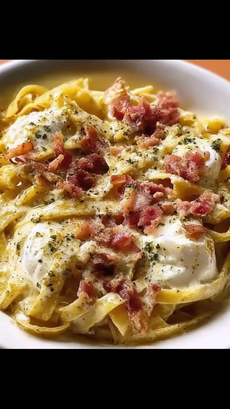 Linguine con Pesto di Pistacchio, Mozzarella di Bufala e Pancetta servito in un piatto elegante.