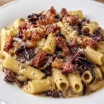 Piatto di maccheroni alla carbonara di radicchio con guanciale e formaggio