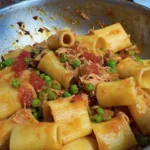 Paccheri con tonno e piselli serviti in un piatto gustoso