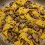 Pappardelle con funghi porcini e salsiccia su un piatto elegante
