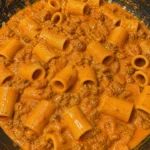 Pasta alla Montecarlo con ingredienti freschi e presenta in un piatto elegante