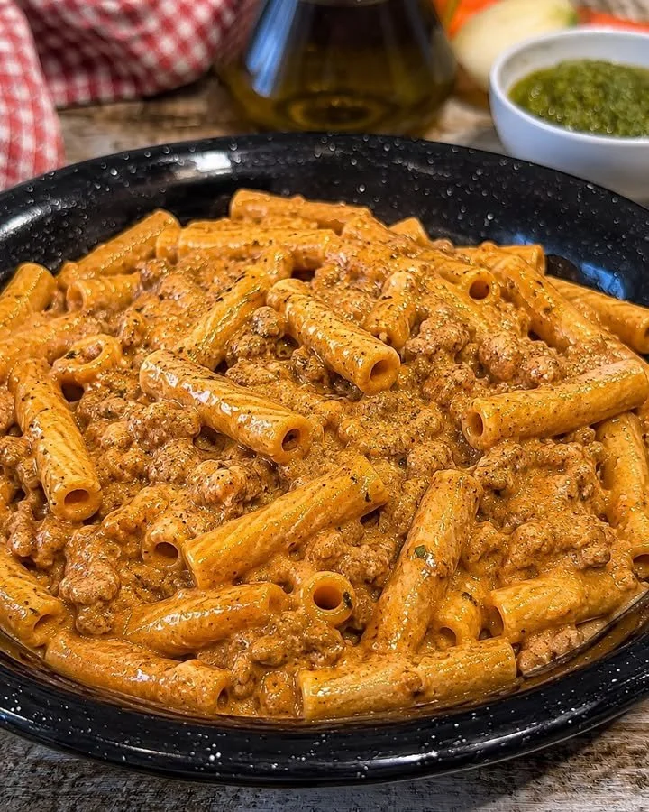 Pasta alla Montecarlo con ingredienti freschi e colorati