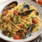 Pasta con Cozze: piatto di spaghetti con cozze fresche e salsa piccante.