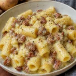 Pasta con crema di patate e salsiccia cremosa, pronta in 25 minuti.