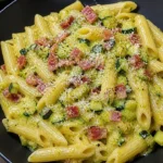Pasta con Zucchine e Prosciutto servita in un piatto elegante