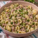 Pasta e piselli cremosa con salsiccia, un piatto tradizionale italiano