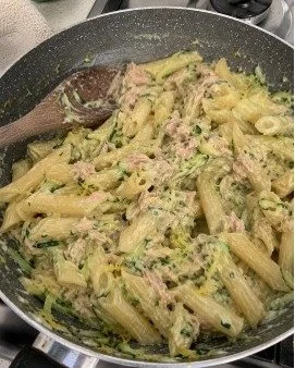 Penne Tonnate Cremose - un piatto di pasta al tonno cremoso e saporito.