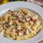 Piatto di rigatoni con polpo e crema di patate cremosa