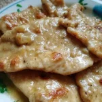 Scaloppine di pollo al vino bianco servite con contorni freschi