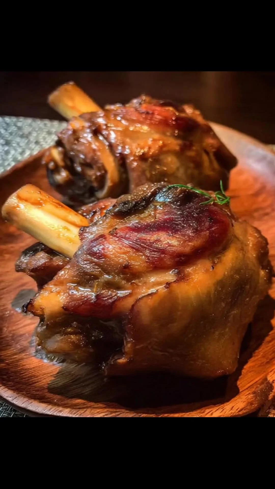 Stinchi di Maiale alla Birra succulenti e aromatici pronti per essere gustati.