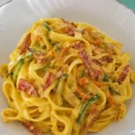 Tagliatelle con fiori di zucca e speck, un piatto italiano delizioso