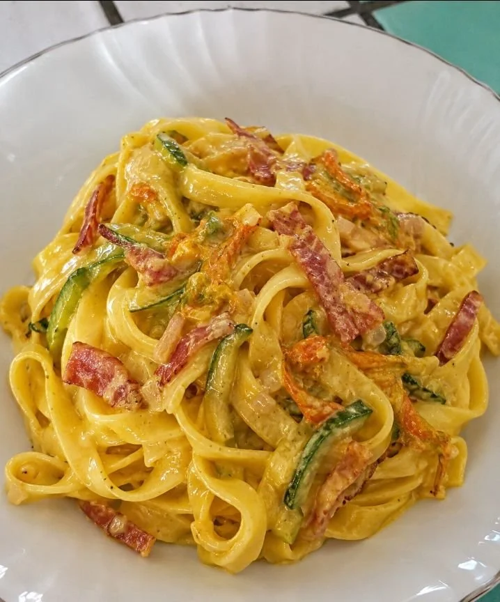 Tagliatelle with zucchini flowers and speck