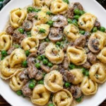 Piatto di Tortellini alla Boscaiola con funghi e panna