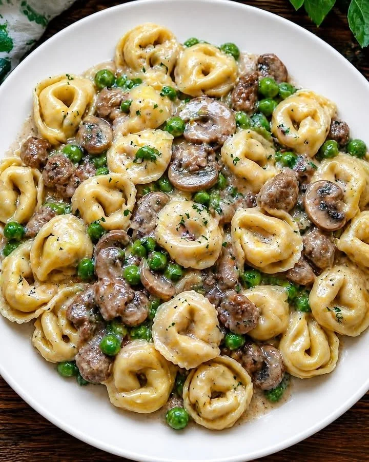 Piatto di Tortellini alla Boscaiola con funghi e panna