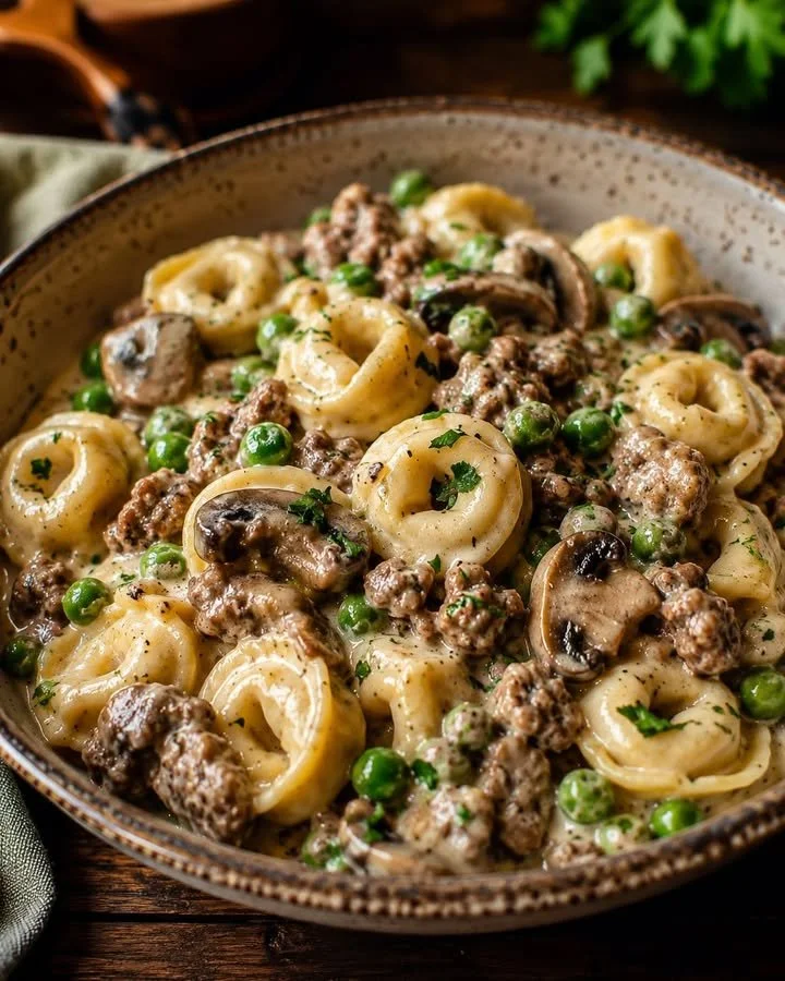 Tortellini alla Boscaiola con funghi e panna in una ciotola.