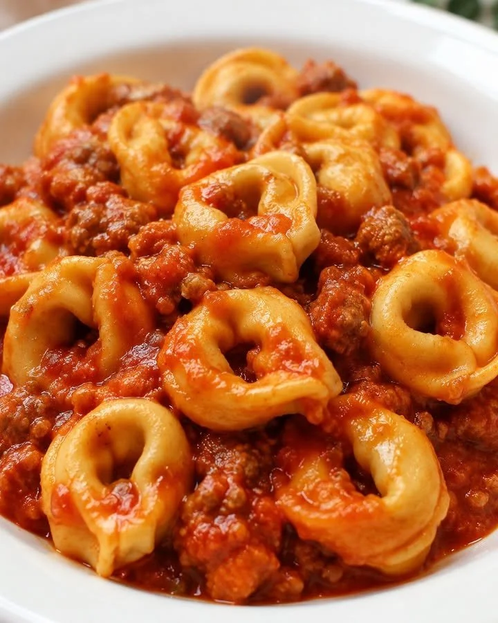 Tortellini Ripieni di Carne con Salsiccia al Sugo