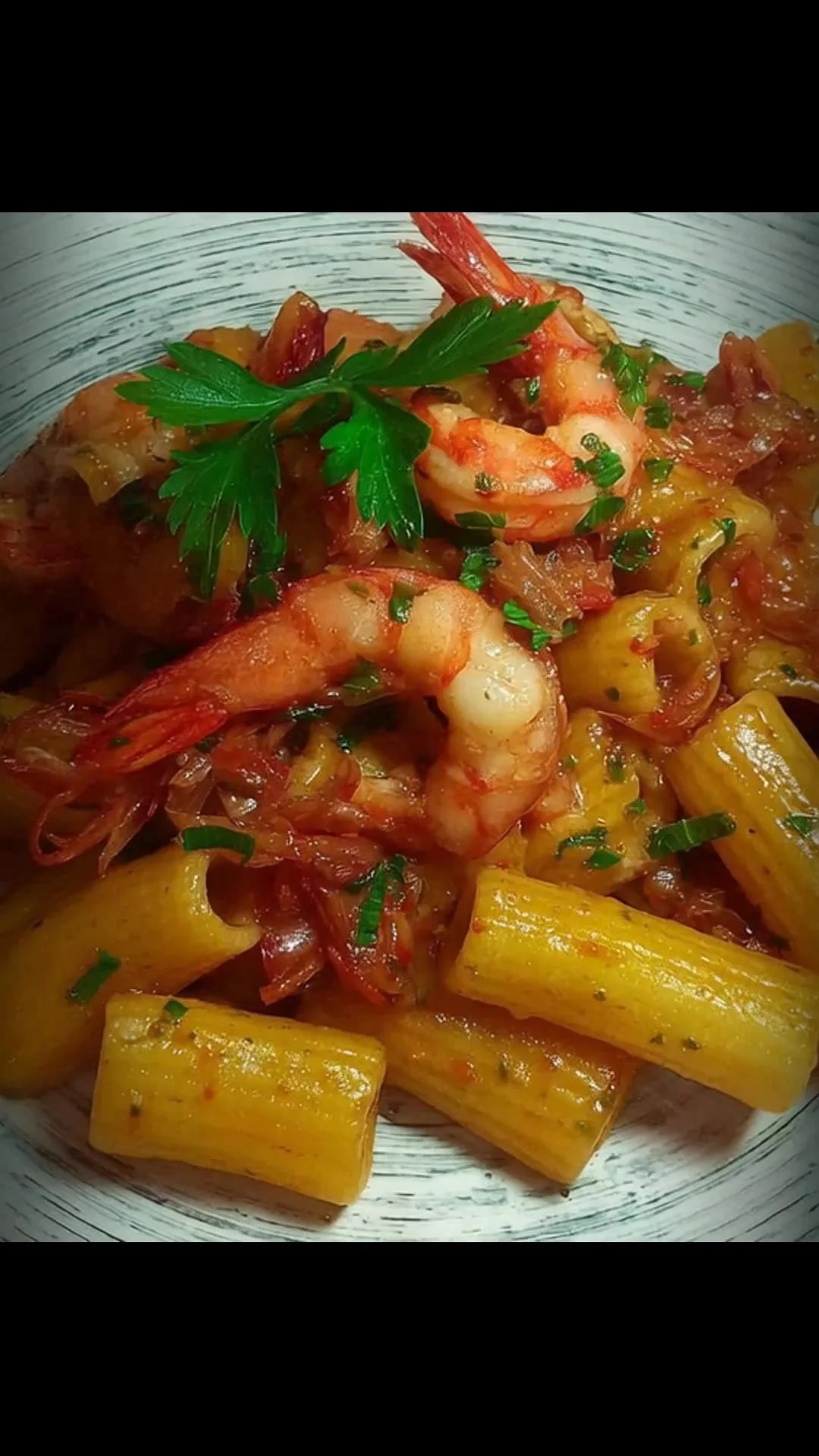 Tortiglioni con code di gamberoni, piatto di pasta delizioso e invitante.