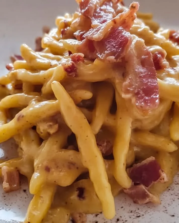 Trofie con crema di peperoni, speck e noci, piatto gustoso e colorato