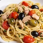Piatto di Vermicelli al Tonno con sugo fresco e ingredienti saporiti